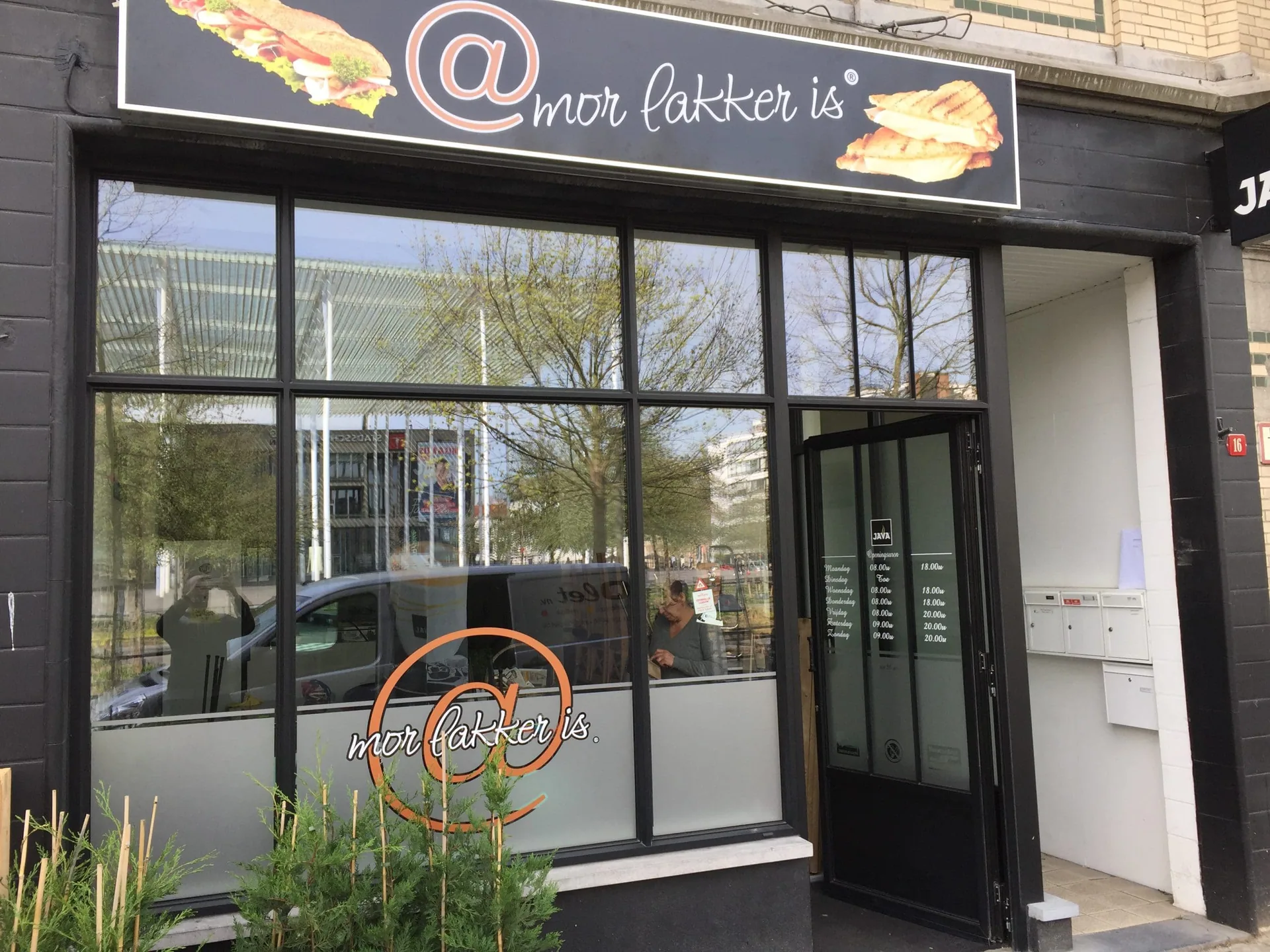 Dagelijkse etalage van een broodjeszaak in Antwerpen