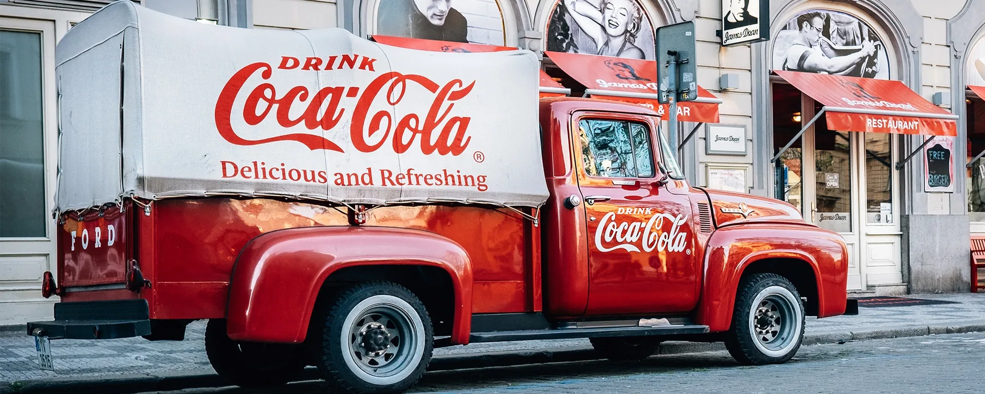 Oldtimervrachtwagen met geschilderde reclame voor een diner