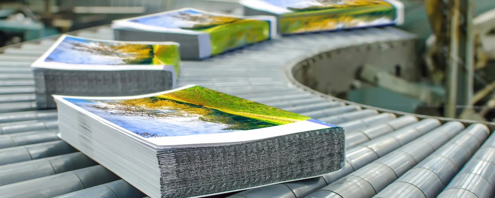 Stapels vers gedrukte magazines op een transportband