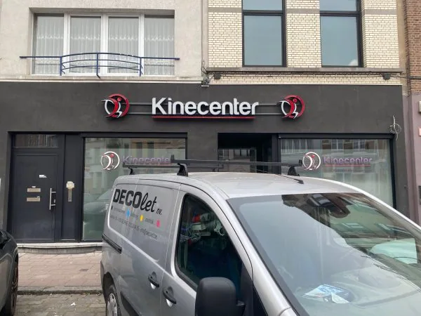 Winkelgevel met een bedrijfsbord naast de ingang