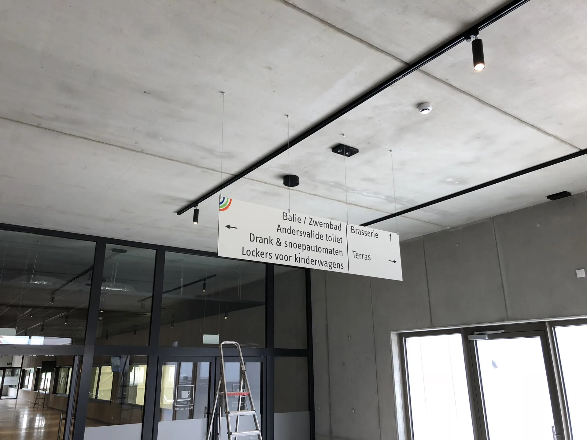 Hangend richtingsbord in een lobby