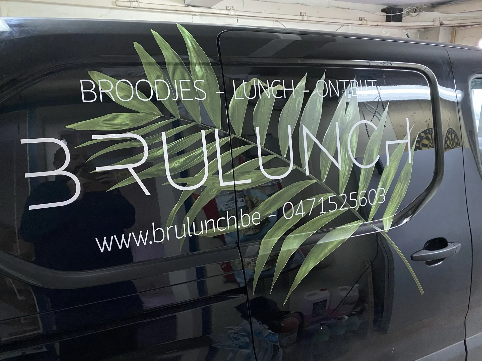 Cateringwagen met een palmgrafiek in striping