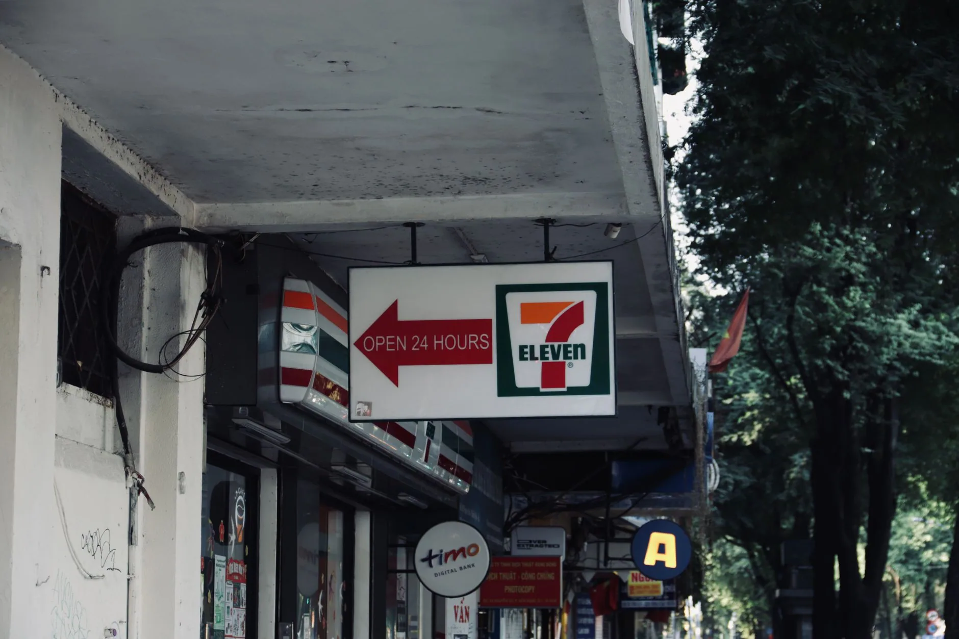Winkelgevel met bedrijfsbord langs de straat in Antwerpen